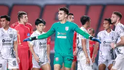 Kiper Borneo FC, Nadeo Argawinata saat menghadapi Persija Jakarta pada laga pekan ke-7 BRI Liga 1 2023/2024 di Stadion Patriot Candrabhaga, Bekasi, Rabu (9/8/2023). (Bola.com/Bagaskara Lazuardi)