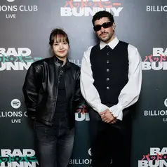 Alih-alih tampil glamor seperti di red carpet pada umumnya, Lisa justru memilih gaya boyish yang santai namun tetap stylish. Kehadirannya pun langsung menarik perhatian para tamu VIP yang hadir di acara eksklusif tersebut. [@justjared].