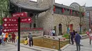 Orang-orang mengunjungi sebuah blok budaya di Wilayah Nanchang, Provinsi Jiangxi, China timur, pada 2 Oktober 2020. Banyak wisatawan dan warga setempat berkunjung ke blok budaya tersebut untuk bernostalgia dan bertamasya selama liburan Hari Nasional. (Xinhua/Wan Xiang)