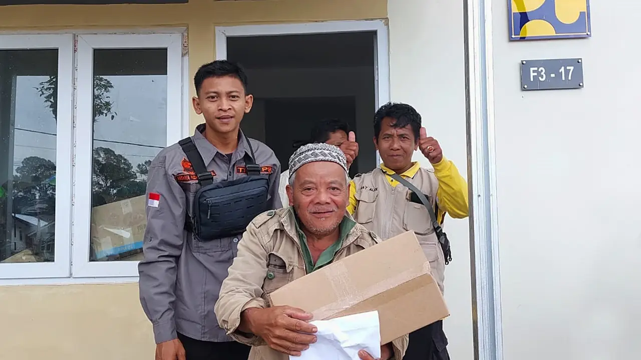 Warga penyintas erupsi Gunung Semeru Lumajang, terima kunci hunian relokasi.(Istimewa).