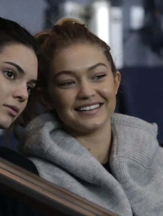 Tak hanya itu, Gigi Hadid dan Kendall Jenner sering menghabiskan waktu bersama. Mereka berdua sering terlihat membeli sesuatu pernak-pernik dan makanan. (AFP/Bintang.com)