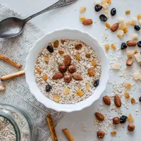 Siapa bilang orang diet tidak bisa makan bubur? Kamu bisa coba menu bubur buah berbahan dasar oat ini (Foto: Unsplash.com/Margarita Zueva)