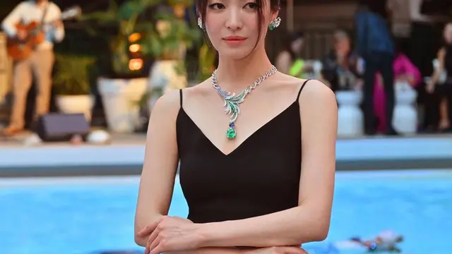 Detail Kalung dan Anting Mahal Song Hye Kyo yang Pancarkan Pesona Princess di Paris