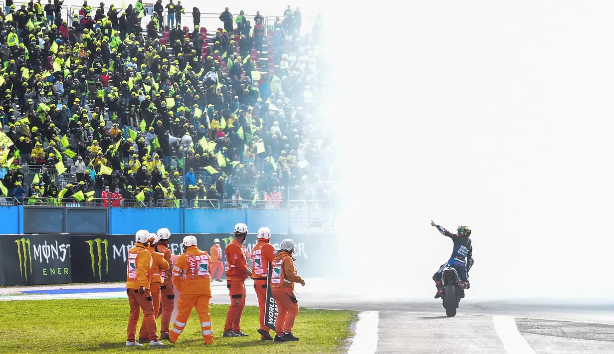 Gelar tersebut diraih setelah Fabio Quartararo finis keempat pada balapan MotoGP Emilia Romagna di Sirkuit Misano, Minggu (24/10/2021) malam WIB. (AFP/Andreas Solaro)