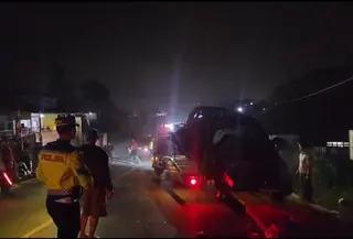 Polisi mengamankan dan memeriksa pengemudi truk boks yang diduga menjadi pemicu kecelakaan beruntun di jalur Puncak, kawasan Ciloto, Kabupaten Cianjur.