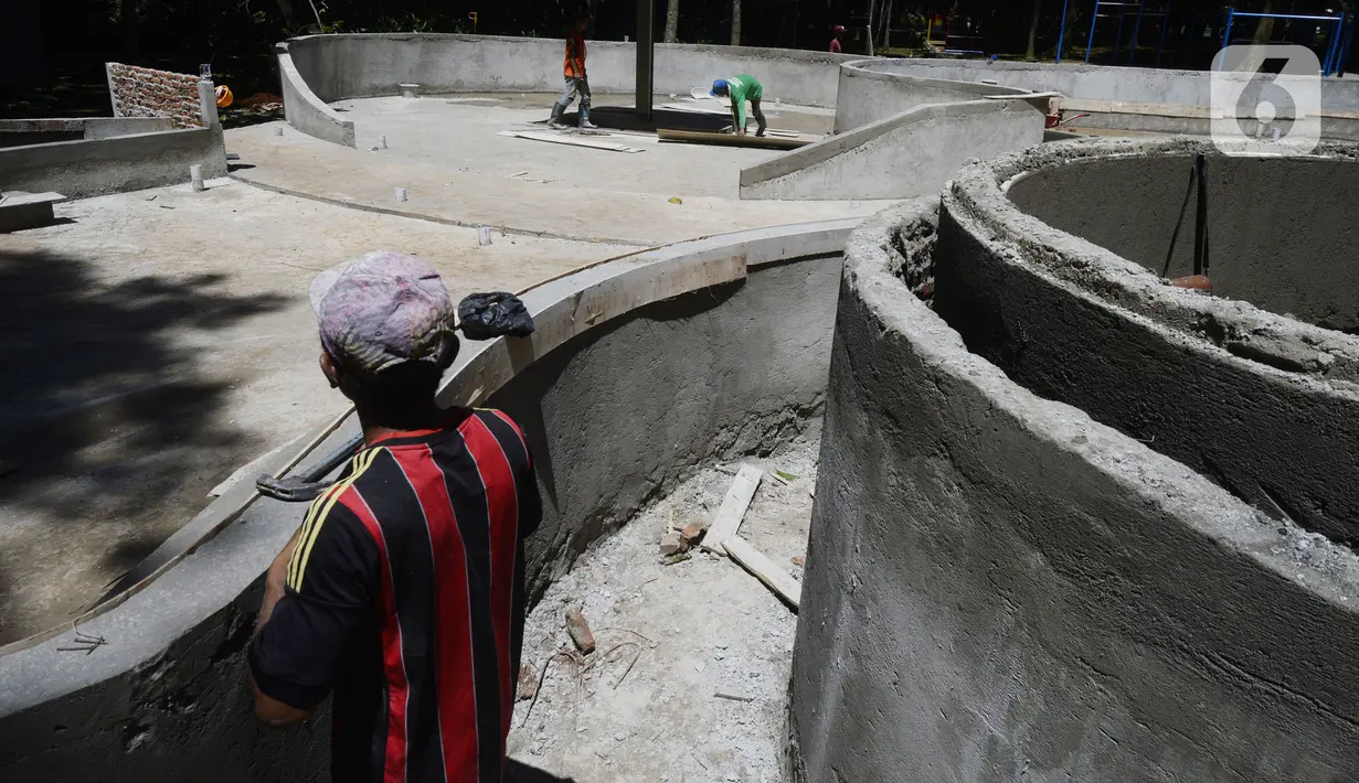 Pekerja menyelesaikan pembangunan taman bermain anak-anak untuk melengkapi fasilitas di Taman Kota 1, Tangerang Selatan, Banten, Selasa (1/12/2020). Kawasan terbuka hijau ini dilengkapi jogging trek, bangku taman, gazebo, arena skateboard, dan tempat bermain anak-anak. (merdeka.com/Dwi Narwoko)