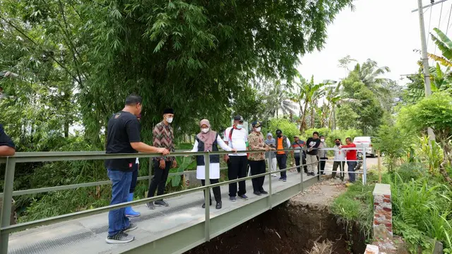 Bupati Banyuwangi Ipuk Fiestiandani cek langsung pembangunan jembatan darurat di Kecamatan Kalibaru (Istimewa)