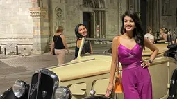 Seru menikmati liburan di Italia, Farah Quinn terlihat menikmati momen indah tersebut bersama sahabat. Mengabadikan momen di tengah bangunan megah dengan desain arsitektur bergaya khas Eropa, penampilannya terlihat keren dan menawan. (Liputan6.com/IG/@farahquinnofficial)
