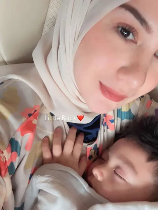 Momen kebersamaan ini terasa semakin hangat dengan kehadiran anak mereka yang tengah tertidur pulas di pangkuan Irish. Meski sederhana, kehadiran si kecil memberi warna tersendiri dalam perjalanan mereka di pagi hari. (Liputan6.com/IG/@_irishbella_)