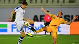 Striker Timnas Uzbekistan berusia 28 tahun, Eldor Shomurodov (kiri) yang kini tengah menjalani musim ketiga bersama AS Roma dan kini tengah dipinjamkan bersama Cagliari sejak awal musim 2023/2024 total mencetak 4 gol dari 4 laga di Piala Asia 2019. Uzbekistan sendiri harus tersingkir di babak 16 besar usai kalah dari Australia lewat adu penalti 4-2 (0-0). (AFP/Giuseppe Cacace)