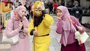 Jalan-jalan di muslim street, Ria Ricis dan Nadzira Shafa terlihat sangat kompak. Keduanya tampil cantik dengan warna hijab yang senada. Ricis dan Nadzira berfoto dengan orang berkostum Sun Go Kong, karakter kera sakti dalam serial populer 'Journey to the West'. (Liputan6.com/IG/@riaricis1795)