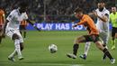 <p>Pemain Shakhtar Donetsk, Heorhiy Sudakov berusaha melewati dua pemain Real Madrid, Karim Benzema dan Aurelien Tchouameni pada pertandingan lanjutan grup F Liga Champions di stadion Polish Army Stadium di Warsawa, Polandia, Rabu, 12 Oktober 2022. Shakhtar Donetsk bermain imbang atas Real Madrid 1-1. (AP Photo/Michal Dyjuk )</p>