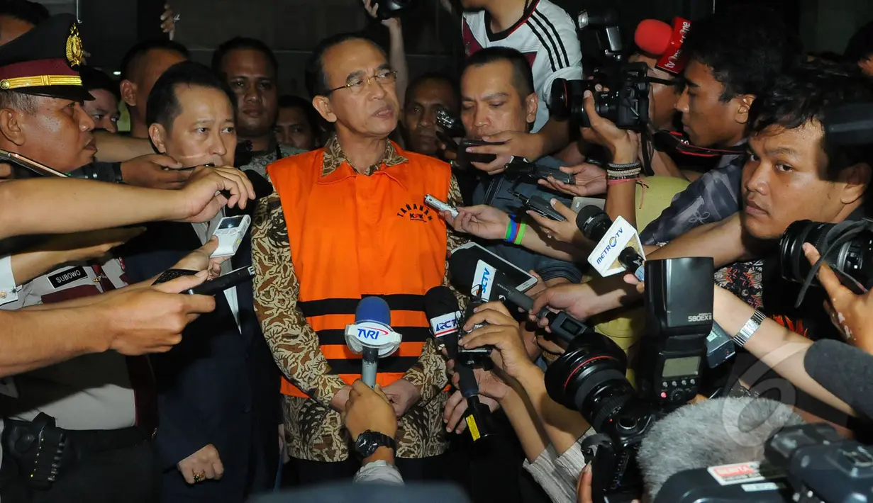 Sejumlah pewarta meminta keterangan pada mantan Menteri Agama, Suryadharma Ali usai diperiksa KPK di Jakarta, Jumat (10/4/2015). Suryadharma ditetapkan sebagai tersangka dugaan korupsi penyelenggaraan haji tahun 2012-2013. (Liputan6.com/Herman Zakharia)