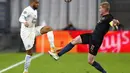 Gelandang Manchester City, Kevin De Bruyne berebut bola dengan pemain Marseille, Jordan Amavi pada pertandingan grup C Liga Champions di Stade Velodrome di Marseille, Prancis, Selasa (27/10/2020). City menang telak 3-0 atas Marseille. (Guillaume Horcajuelo/Pool via AP)