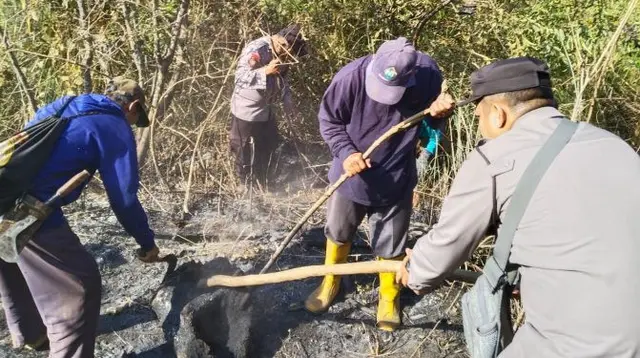 Petugas gabungan memadamkan api di Gunung Lawu. (Istimewa)