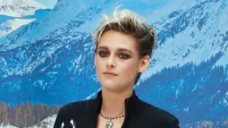 Aktris Kristen Stewart berpose dalam sesi pemotretan sebelum acara busana koleksi Women's Fall-Winter 2019/2020 Chanel di Grand Palais, Paris, Prancis (5/3). (AFP Photo/Francois Guillot)