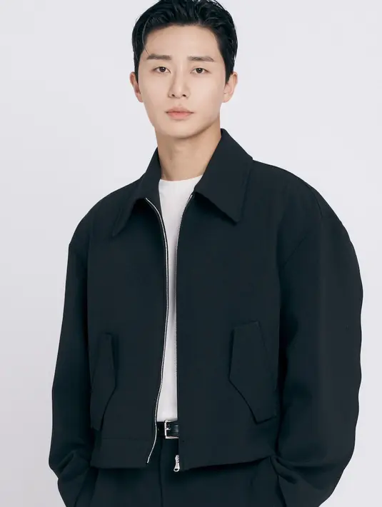 <p>Park Seo Joon berperan sebagai Jang Tae-sang, kepala pasar dagang Golden Jade House sekaligus orang terkaya di Gyeongseong yang memiliki jejaring luas. (Foto: Netflix)</p>
