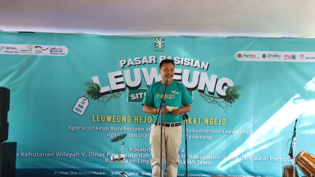 Pj. Bupati Garut Barnas Adjidin membuka pasar pasisian leuweung (pasar samping hutan) di Situ Bagendit, Garut. (Liputan6.com/Jayadi Supriadin)