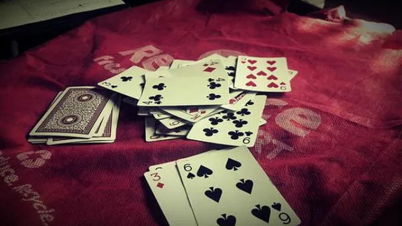 Dia mengatakan, ketertarikannya pada judi online bermula ketika melihat para temannya berhasil meraih keuntungan berkali-kali lipat dari bermain slot.<br>