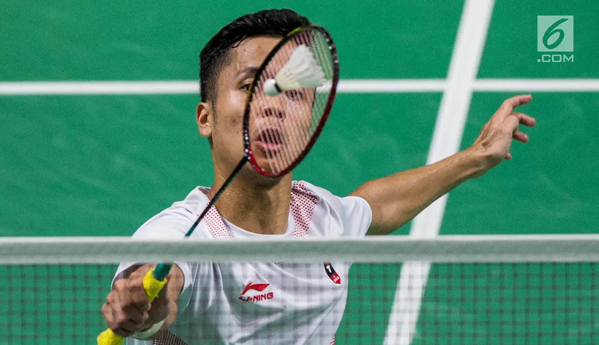 Pebulutangkis Indonesia, Anthony Ginting, saat melawan wakil China Taipei, Chou Tien-chen, pada laga Asian Games di Istora, Jakarta, Senin (27/8/2018). Anthony Ginting kalah 21-16, 21-23, dan 17-21. (Bola.com/Vitalis Yogi Trisna)