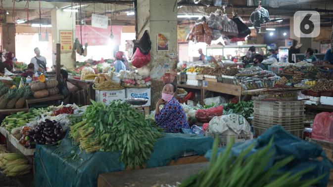 Pedagang menunggu pembeli di Pasar Minggu, Jakarta, Kamis (2/7/2020). Pemprov DKI Jakarta memutuskan untuk mengembalikan operasional seluruh pasar yang ada seperti sedia kala dengan memperpanjang jam buka pasar serta menghapus sistem operasional ganjil genap. (Liputan6.com/Immanuel Antonius)