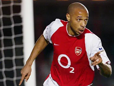 3. Thierry Henry - Pemain bernomor punggung 14 ini adalah mesin gol andalan The Gunners. Kesuksesan Arsenal era Arsene Wenger saat itu tak lepas dari peran kunci nya sebagai striker yang sangat mematikan di depan gawang lawan. (AFP/Odd Andersen)