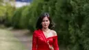 Pemeran Jeng Yah itu kenakan one off shoulder dress satin dengan potongan asimetris dari Hian Tjen [@hagaipakan]