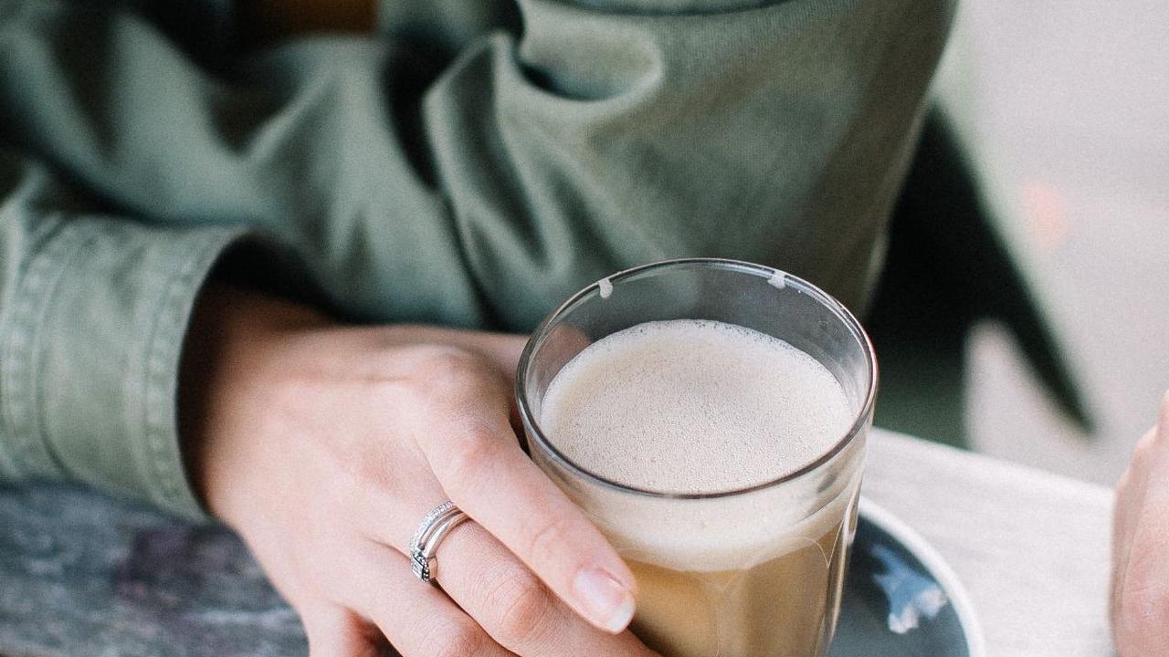Kopi bisa membantu meredakan stres atau bahkan menjadi penyebab stres pada seseorang. Oleh karena itu, konsumsi dengan bijak.