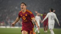 Ekspresi pemain AS Roma, Paulo Dybala usai menjebol gawang AC Milan pada leg kedua perempat final Liga Europa 2023/2024 di Stadion Olimpico, Jumat (19/4/2024) dini hari WIB. (AP Photo/Andrew Medichini)