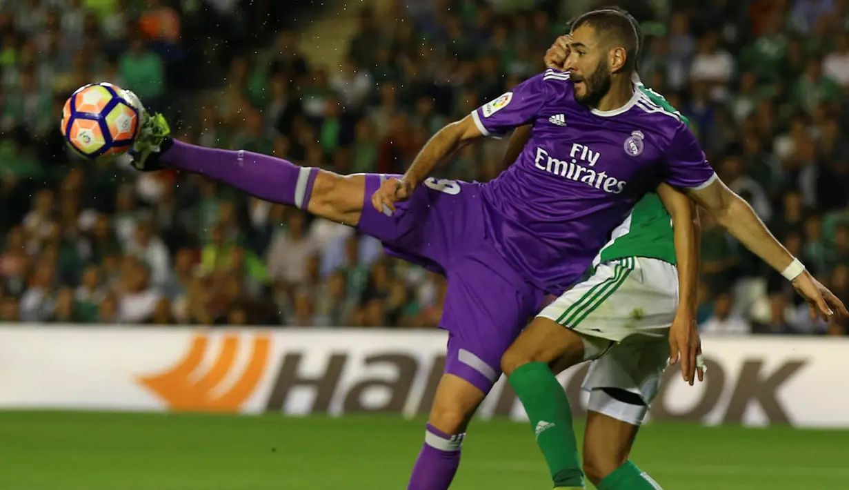 Striker Real Madrid, Karim Benzema, berusaha mengontrol bola saat melawan Real Betis pada laga La Liga di Stadion Benito Vilamarin, Seville, Minggu (15/10/2016). Madrid menang 6-1 atas Betis. (Reuters/Marcelo Del Pozo)