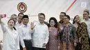 Menko PMK Puan Maharani foto bersama dengan sejumlah menteri terkait usai memimpin Kick Off Meeting Percepatan Pencapaian Sasaran dan Target Bidang Pembangunan Manusia dan Kebudayaan 2019, Jakarta, Senin (11/2). (Liputan6.com/FaizalFanani)