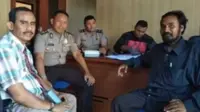 Suku Naibanus dari wilayah Amfoang, Kabupaten Kupang, melaporkan Bupati  Kupang, Ayub Titu Eki dan empat camat di wilayah Amfoang ke Polda Nusa  Tenggara Timur (NTT) atas dugaan penipuan pembebasan lahan pembangunan  observatorium di lereng Gunung Timau.