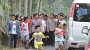 Capres Joko Widodo diserbu warga saat blusukan ke areal persawahan di Desa Gentasari, Kecamantan Kroya, Jawa Tengah, (13/6/14) (Liputan6.com/Herman Zakharia)