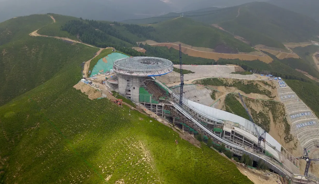 Foto dari udara yang diabadikan pada 30 Juli 2020 ini menunjukkan lokasi pembangunan Pusat Ski Jumping Nasional di Distrik Chongli, Kota Zhangjiakou, Provinsi Hebei, China utara. (Xinhua/Zhang Chenlin)