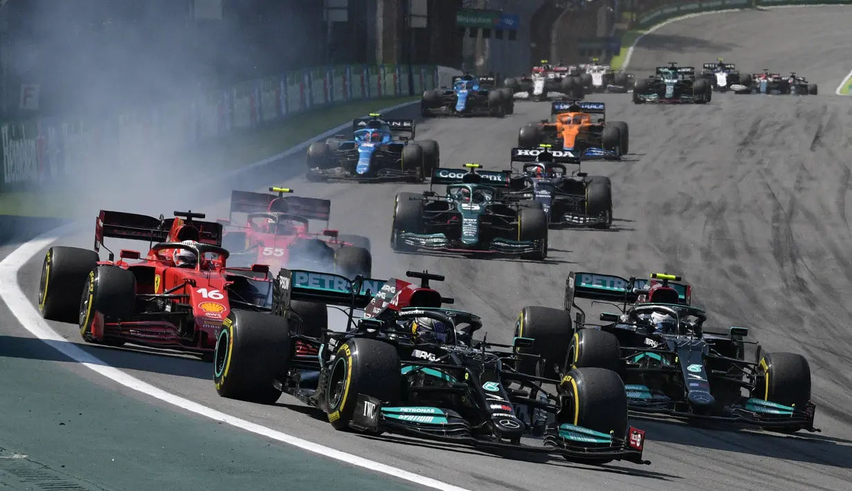 Di lap pertama, Hamilton langsung tancap gas dan mampu merangsek hingga posisi ke-6. Sementara Verstappen dengan mudah mengkudeta posisi Bottas menjadi yang tercepat. (AFP/Carl De Souza)
