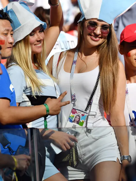 Suporter cantik Argentina saat memberikan dukungan untuk timnya pada laga grup D Piala Dunia 2018 di Spartak Stadium, Moskow, (16/6/ 2018). Argentina dan Islandia bermain imbang 1-1. (AFP/Mladen Antonov)