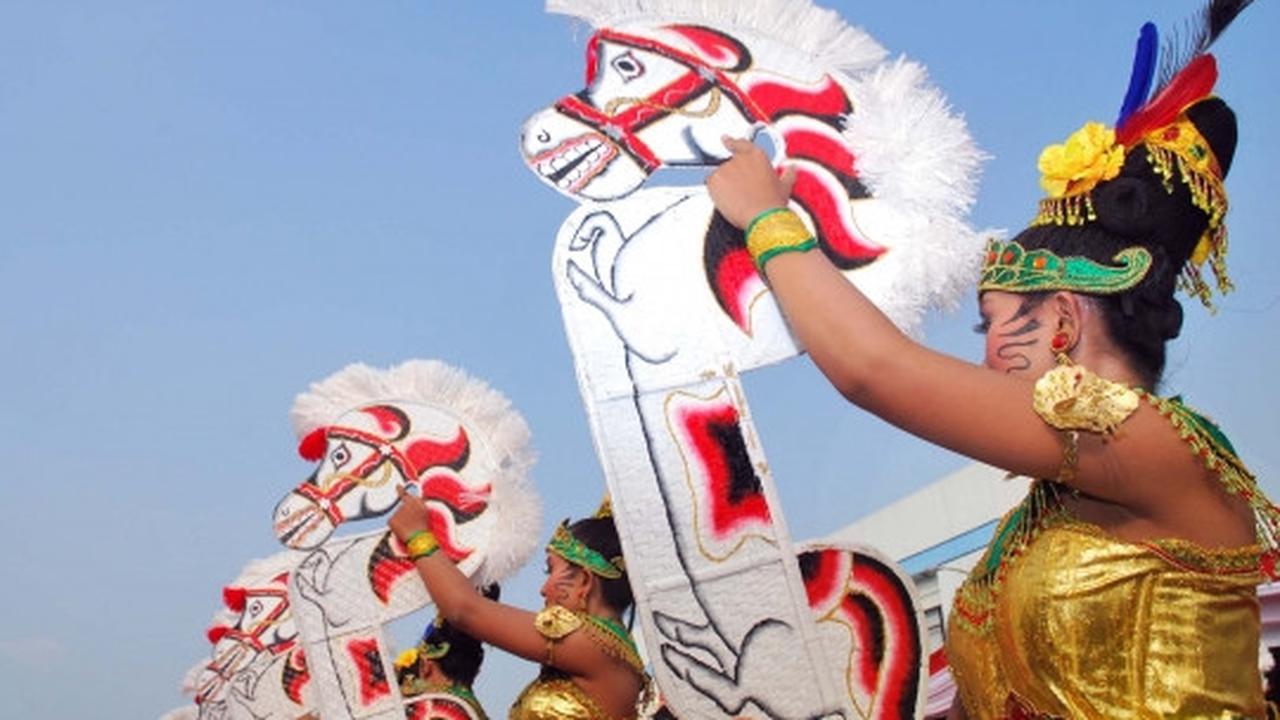 Kemolekan penari cantik 1.000 Barong Nusantara di Kediri