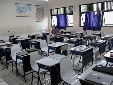  Petugas menyiapkan komputer/laptop  untuk ujian nasional berbasis komputer (computer based test/CBT) di SMP N 1, Jakarta, (7/5/2016). Sebanyak 280 siswa-siswi SMP Negeri 1 Jakarta mengikuti ujian nasional berbasis komputer. (Liputan6.com/Faizal Fanani)