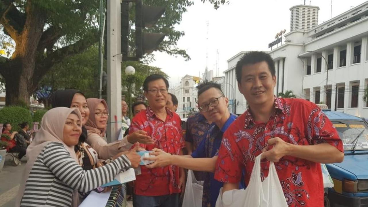 Warga Tionghoa bagi-bagi takjil di Medan (Istimewa)
