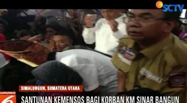 Sejumlah keluarga korban tidak dapat menahan haru, saat menerima santunan yang diserahkan oleh Menteri Sosial Idrus Marham.