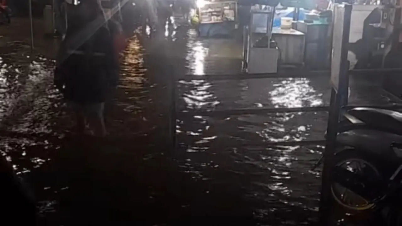 Banjir di sekitar Stasiun Rawa Buaya di Cengkareng.