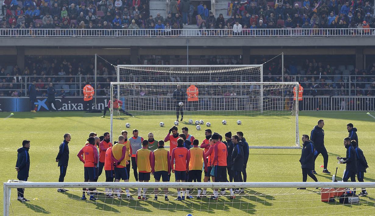 Para pemain Barcelona saat mengikuti sesi latihan perdana tahun 2017. Kini La Blaugrana tertinggal tiga poin dari Real Madrid yang berada di puncak klasemen Liga Spanyol. (AFP/Lluis Gene)