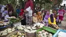 Warga berdiri di dekat makanan dan hasil pertanian jelang ritual sedekah bumi di Desa Karang Jati, Banjarnegara, Jateng, Jumat (23/10). Ini bentuk penghormatan terhadap Tuhan dan alam agar terhindar dari kemarau berkepanjangan. (REUTERS/Nicholas Owen)