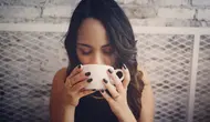 Ilustrasi perempuan minum kopi (Dok.Unsplash)