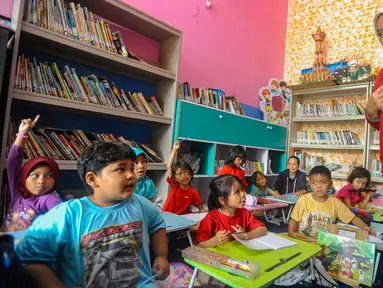 Anak-anak mengikuti kegiatan belajar Bahasa Inggris di Ruang Publik Terpadu Ramah Anak (RPTRA) Malinjo di Kelurahan Pejaten Barat, Pasar Minggu, Jakarta Selatan, Selasa (10/9/2024). (merdeka.com/Arie Basuki)