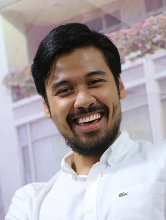 "Aku tukang pos rakyat jelata di sini. kita harus ada jarak, kaya aku harus ngomong sama dia aku duduk dibawah, dia duduk di atas. Kalo ngomong nggak tatap mata dia," kata Chicco di LSPR, Jakarta Pusat, Kamis (24/3/2016). (Adrian Putra/Bintang.com)