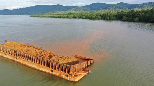 Warga tenggelam di sekitar tongkang karam di Pantai Batu Gong, Kecamatan Lalonggasumeeto, Konawe(Foto:Jon K-19)