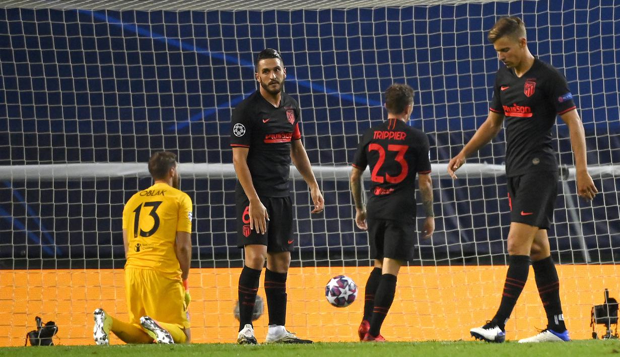 Pemain Atletico Madrid, Koke, tampak lesu usai dikalahkan RB Leipzig pada perempat final Liga Champions 2019/2020 di Estadio Jose Alvalade, Jumat (14/8/2020) dini hari WIB. Atletico Madrid kalah 1-2 atas RB Leipzig. (AFP/Lluis Gene/pool)