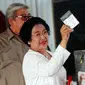 Capres Megawati Soekarnoputri menunjukkan surat suara saat penyontrengan di TPS 26 Kebagusan, Jakarta.(Antara)