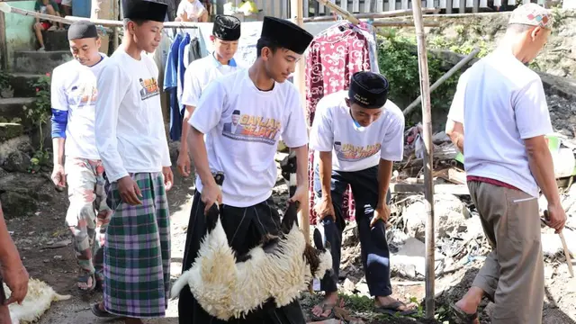 Sukarelawan Ganjar Sejati melaksanakan pelatihan penyembelihan hewan kurban di Ponpes Salafiyah Subussalaam, Kota Bandung, Jawa Barat, Jumat (30/6/2023) (Istimewa)